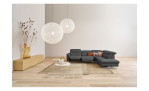 Basis-Ecksofa 1352, in der Farbausführung Leder Longlife, Farbe Zinn, in einem Zimmer stehend, mit Funktionen und Deko