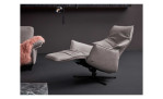 Basis-Relaxsessel 7911 in der Farbausführung Asche,  in einem Raum mit Deko, Relaxfunktion
