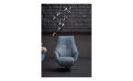 Basis-Relaxsessel 7911 in der Farbe Cool, Frontansicht mit Deko