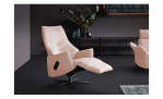 Komfort - Relaxsessel 7911 in der Farbausführung Rosa, in einem Raum stehend,  Schrägansicht mit Funktion