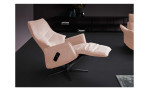 Basis- Relaxsessel 7911 in der Farbausführung Rosa, in einem Raum stehend,  Schrägansicht mit Funktion