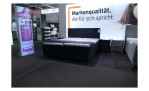 Komfort Boxspringbett mit Motor vito Azuro in der Farbausführung blau mit Nachtkonsolen, in unserer Ausstellung stehend, Schrägansicht