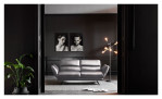 Basis-Sofa Honduras in einem Echtlederberzug in Granit. Auf einem dekorierten Hintergrund