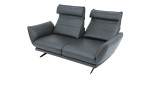 Basis-Sofa Honduras in einem Echtlederberzug in Steel. Mit gezeigter Rückenpolsterverstellung