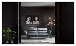 Basis-Sofa Honduras in einem Echtlederberzug in Steel. Auf einem dekorierten Hintergrund