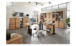 Winkelschreibtisch Sonos in der Ausführung Old Artisan Eiche furniert und schwarzem Gestell im Büro, normale Position