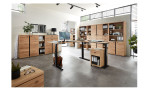 Winkelschreibtisch Sonos in der Ausführung Old Artisan Eiche furniert und schwarzem Gestell im Büro, erhöhte Position