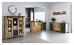 Highboard Yola in einem Raum mit anderen Möbeln stehend