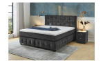 Boxspringbett Xin Max mit einem Stoffbezug aus schwarzem Chenille und Glitzersteinchen im Kopfteil und den Boxen, Milieubild