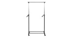 Rollgarderobe Tamo mit einer Frontalansicht auf eine ausgezogene Metall chrom Stange und einem schwarzen Kunststoff Gestell mit Haken und Rollen.