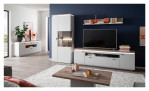 Couchtisch Amant aus Holzwerkstoff mit einem Gestell in Modern White und einer Tischplatte in Viking Oak. Auf einem dekorierten Hintergrund.