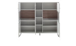 Basis-Highboard Louisa aus Holzwerkstoff in Modern White und einer Rückwand in Viking Oak leistenoptik. Geöffnete Ansicht.