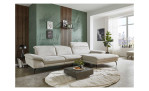 Basis  - Ecksofa plano|FORM Mailand, in der Farbausführung Silver, mit der Kopfteilverstellung, in einem Raum stehend