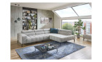 Komfort - Ecksofa plano|FORM Manila in der Farbausfürung Silber, mit zwei Kissen, in einem Raum stehend