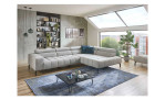 Basis - Ecksofa plano|FORM Manila in der Farbausfürung Silber, mit zwei Kissen, in einem Raum stehend
