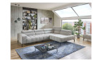 Basis - Ecksofa plano|FORM Manila in der Farbausfürung Silber, mit der Kopfteilverstellung in der Ecke, in einem Raum stehend