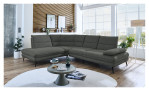Basis-Ecksofa plano|FORM Bonn in einem Bezugsstoff in Leaf mit schwarzen Metallfüßen. Auf einem dekorierten Hintergrund.