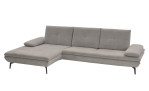 Basis-Ecksofa plano|FORM Adria im Bezugsstoff in Ecru mit schwarzen Metallfüßen. Schräge Seitenansicht.