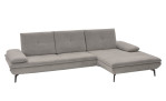 Basis-Ecksofa plano|FORM Adria im Bezugsstoff in Ecru und schwarzen Metallfüßen. Schräge Seitenansicht.