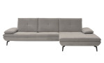 Basis-Ecksofa plano|FORM Adria im Bezugsstoff in Ecru und schwarzen Metallfüßen. Frontalansicht.