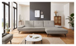 Basis-Ecksofa plano|FORM Adria im Bezugsstoff in Ecru und schwarzen Metallfüßen. Auf einem dekorierten Hintergrund.