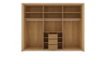 Komfort-Schwebetürenschrank Cassina in Eiche und Türen in Farbglas Champanger. Geöffnete Ansicht.