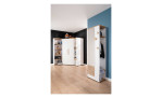 Jugenzimmer-Garderobe Oscar, in der Farbkombi Eiche Nebraska und Kreiseweiß , ine inem Raum stehend