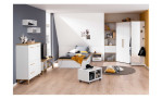 Jugenzimmer-Highboard Oscar in der Farbausfürhung Kreideweiß mit zwei Türen und zwei Schubläsen, in einem Raum stehend
