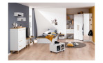 Jugendzimmer-Nachtkommode Oscar, in der Farbkombi Kreideweiß und Eiche Nebraska, in einem Raum stehend