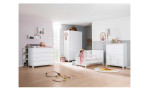 Highboard Olli in der Farbausführung Kreideweiß und Kieselgrau in einem Raum stehend