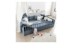 Bodenbett Little Flo in Mattblau. Auf einem dekorierten Hintergrund , in der Ausführung Little