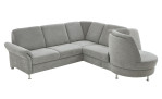 Basis-Wohnlandschaft plano|FORM Wien im Bezugsstoff Silver und silbernen Füßen. Schräge Seitenansicht mit drehbarem Rondelabschluss.