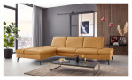 Basis-Ecksofa plano|FORM Nürnberg in Echtleder Kurkuma bezogen. Auf einem dekorierten hintergrund.