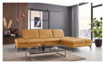 Basis-Ecksofa plano|FORM Nürnberg in Echtleder in Kurkuma bezogen. Auf einem dekorierten Hintergrund.