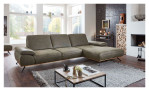 Wohnlandschaft plano|FORM Illinois in der Farbausführung Leder olive mit einem Couchtisch und Deko