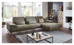 Wohnlandschaft plano|FORM Illinois in der Farbausführung Leder olive mit einem Couchtisch, Kissen und Deko