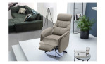 Fernsehsessel Dario mit einem Bezug in Vintage Beige und einem schwarzen Fuß in Sternform, Ansicht in Relaxposition, Milieubild