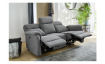Sofa 3-Sitz Alana mit grauem Bezug, Millieubild, Ansicht auf beidseitig vollausgefahrener Relaxfunktion.