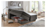 Boxspringbett Ole in Taupe aus einem Stoffbezug. Mit dem geöffneten Bettkasten.