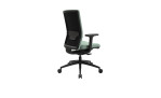 Drehstuhl Office Chair mit Armlehnen, schwarzem Fußkreuz und einem Bezug in der Farbe Grün, Schrägansicht von hinten 