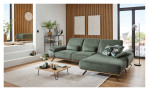 Komfort-Ecksofa plano|FORM Este in einem grünen Bezugsstoff und einem sichtrahmen in Wildeiche. mit gezeigter Armteilverstellung.