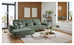 Komfort-Ecksofa plano|FORM Este in einem grünen Bezugsstoff und einem sichtrahmen in Wildeiche. Auf einem dekorierten hintergrund