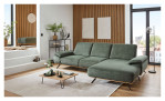 Basis-Ecksofa plano|FORM Este in einem grünen Bezugsstoff mit einem sichtrahmen in Wildeiche. Auf einem dekorierten Hintergrund.