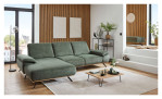 Basis-Ecksofa plano|FORM Este in einem grünen Bezugsstoff mit einem sichtrahmen in Wildeiche. Auf einem dekorierten Hintergrund.