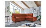 Ecksofa plano|FORM Dale in der Farbausführung Terra, in einem Raum stehend