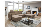 Ecksofa plano|FORM Lirio in der Farbe Camel in einem Raum stehend