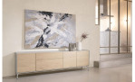 Sideboard Niora in der Farbe Natur mit Dekoartikeln auf der Oberplatte in einem Zimmer