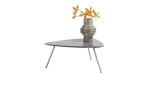 Couchtisch Niora mit Tischplatte in Marmor Dekor und drei Tischbeinen in Seidengrau mit Vase mit Blumen darauf