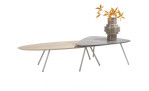 Couchtisch Niora mit Tischplatte in Marmor Dekor und drei Tischbeinen in Seidengrau und der gleiche Tisch in der Farbe Natur mit einer Vase mit Blumen darauf