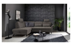 Basis-Ecksofa Westminister in der Farbe Stone in einem Raum stehend 